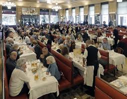 Découvrez l’Incontournable Brasserie Georges à Lyon : Un Lieu Historique de la Gastronomie Lyonnaise
